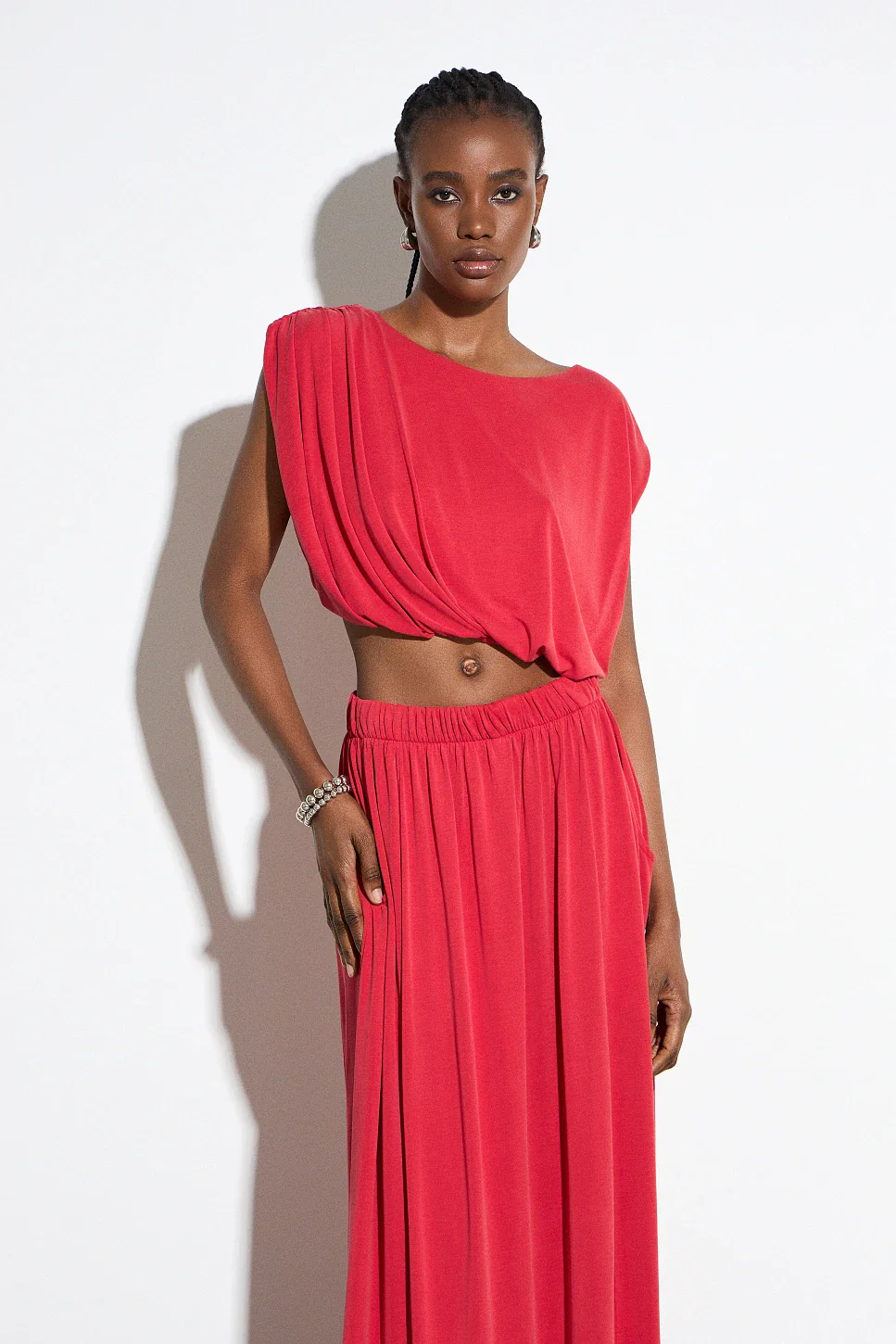 TOP CORTO GLOBO ASIMÉTRICO SIN MANGAS