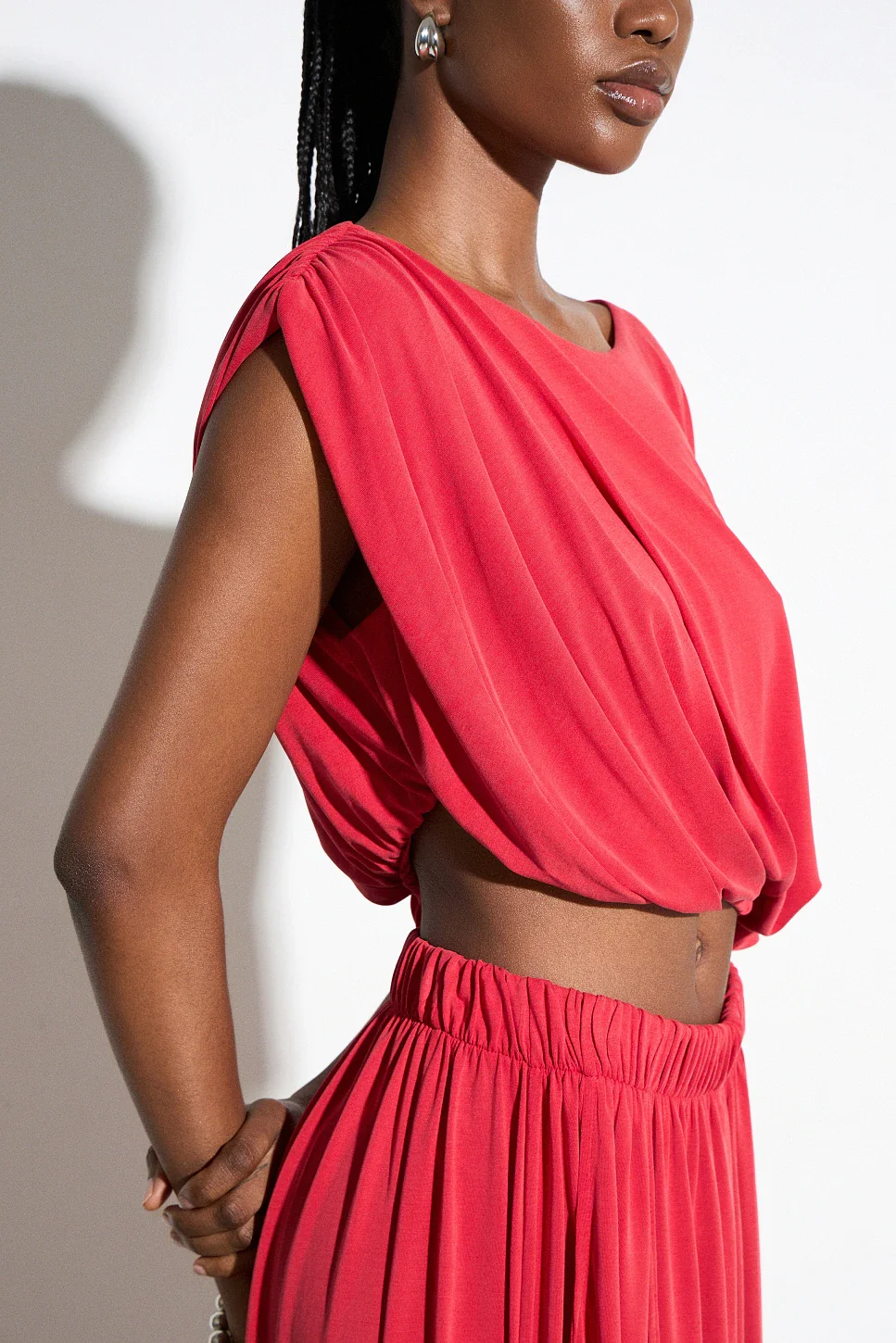 TOP CORTO GLOBO ASIMÉTRICO SIN MANGAS - Imagen 3