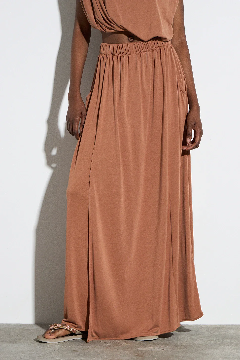 FALDA LARGA ÁMBAR CON ABERTURA - Imagen 3
