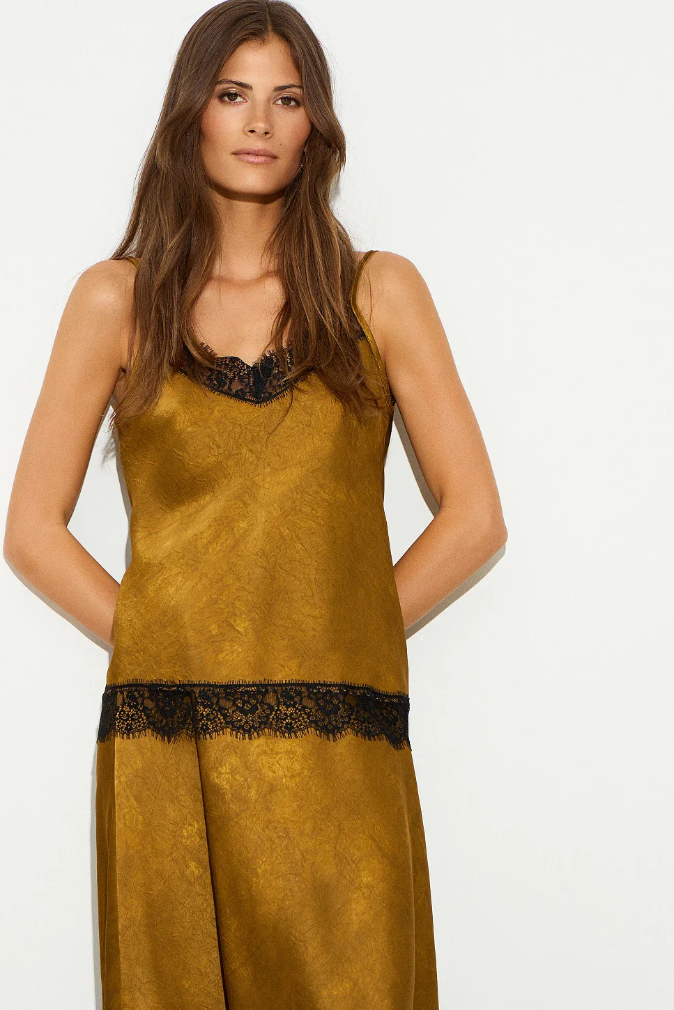 TOP DE SATÉN CON ENCAJE VERDE OLIVA