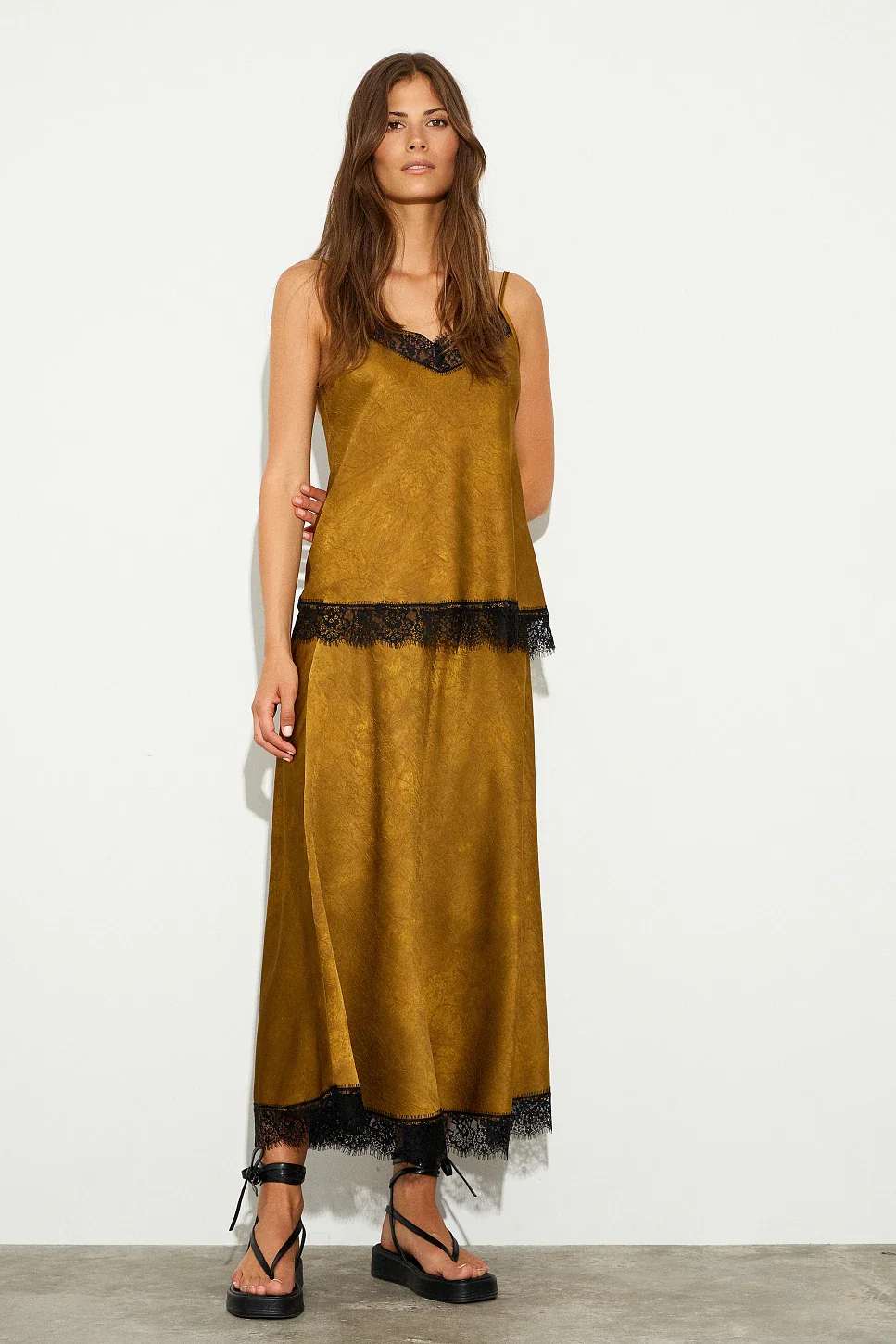 TOP DE SATÉN CON ENCAJE VERDE OLIVA - Imagen 5