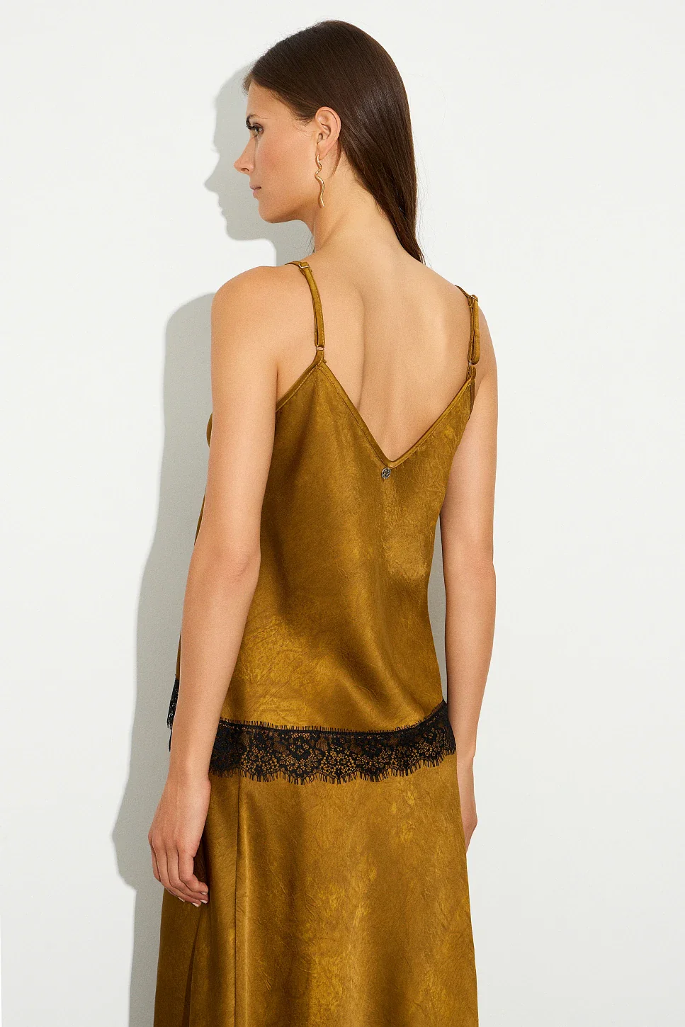 TOP DE SATÉN CON ENCAJE VERDE OLIVA - Imagen 4