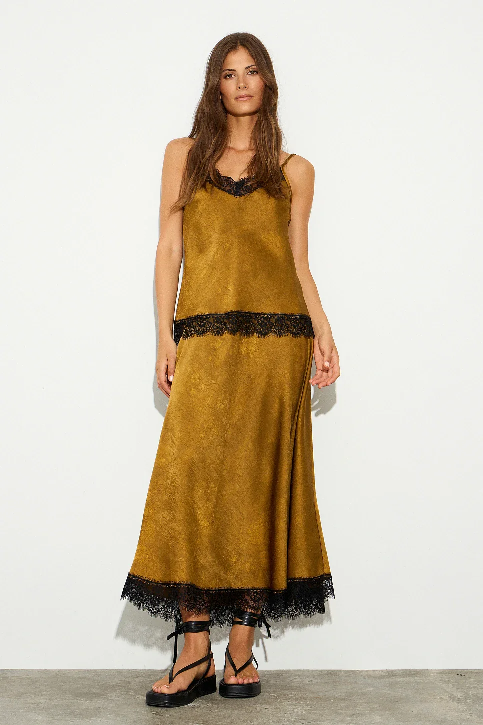 FALDA LARGA CON ENCAJE VERDE OLIVA