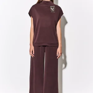 BLUSA DE MANGA CORTA CON BROCHE