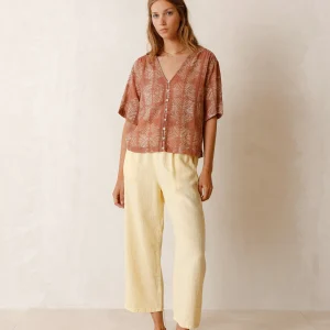 CAMISA CUELLO EN V Y MANGA CORTA