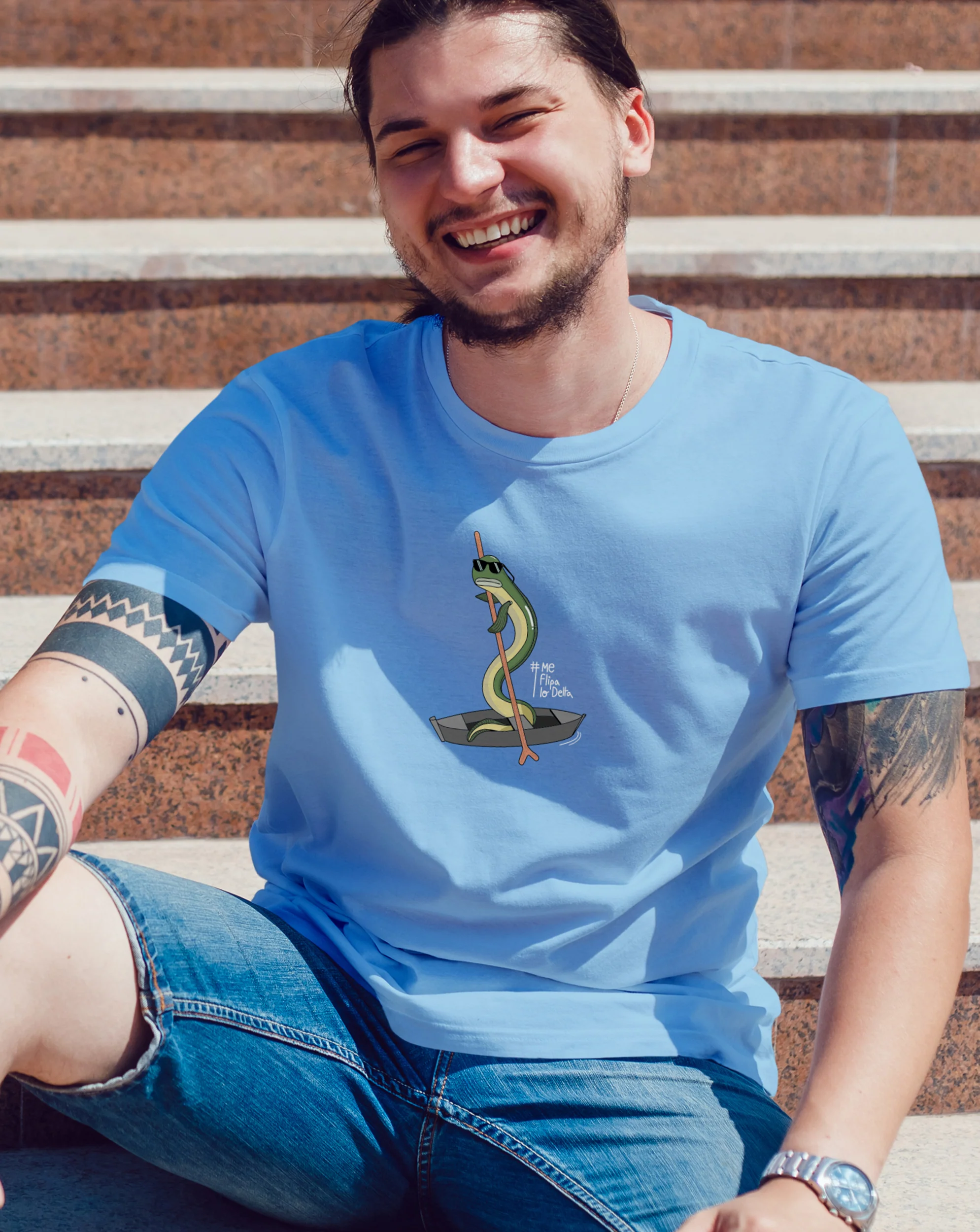 Camiseta manga corta unisex en azul celeste y anguila perchando