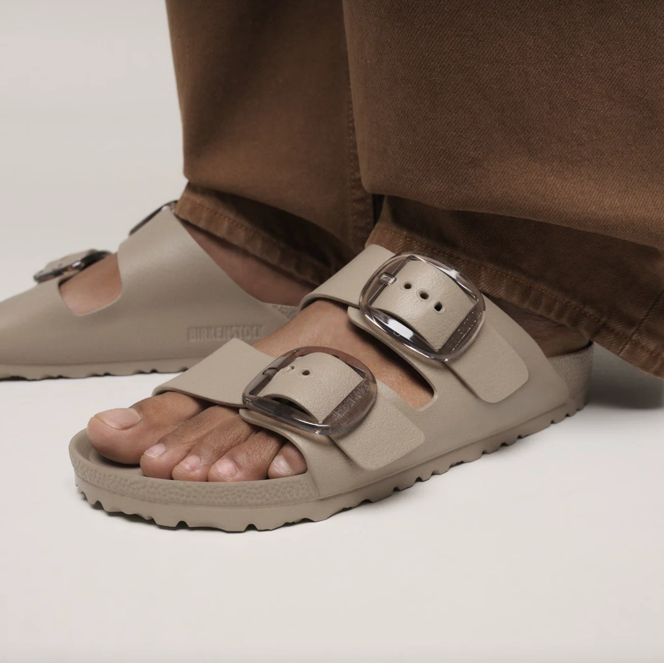 ARIZONA BIG BUCKLE EVA GRAY TAUPE - Imagen 3