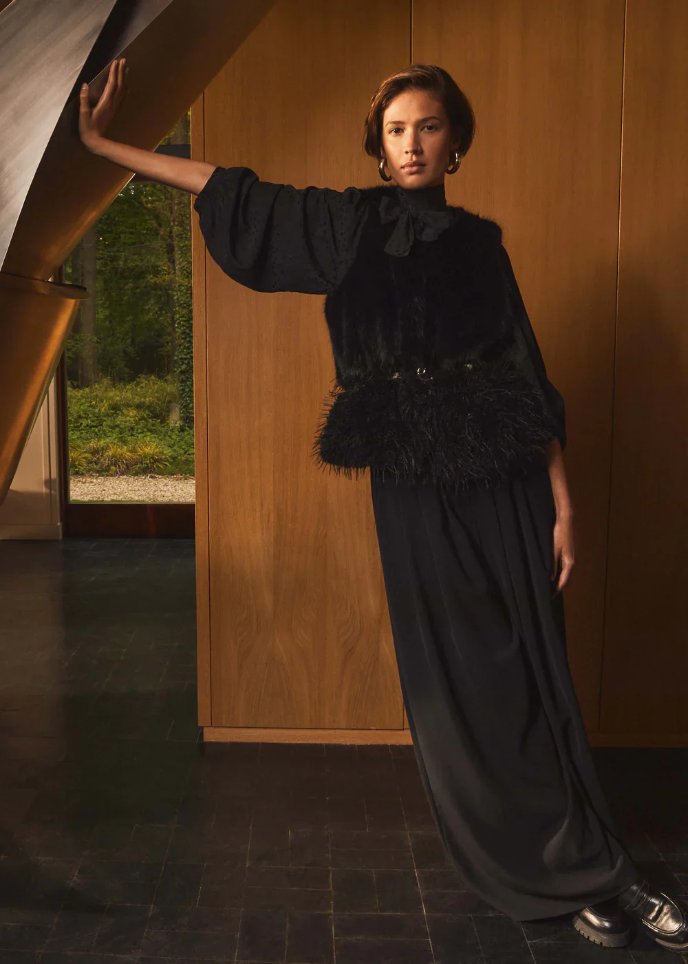 ABRIGO CORTO SIN MANGAS COLOR NEGRO EFECTO PATCHWORK