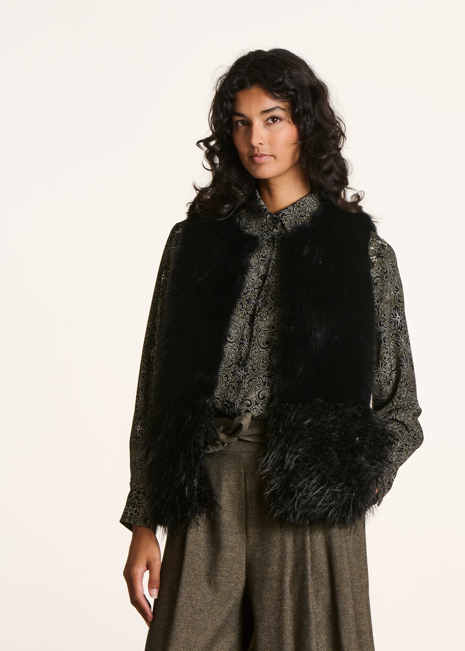 ABRIGO CORTO SIN MANGAS COLOR NEGRO EFECTO PATCHWORK - Imagen 4