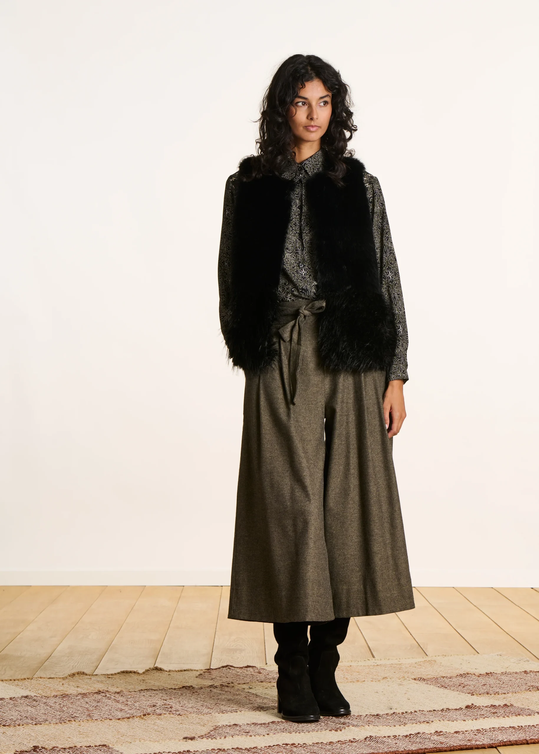 ABRIGO CORTO SIN MANGAS COLOR NEGRO EFECTO PATCHWORK - Imagen 6