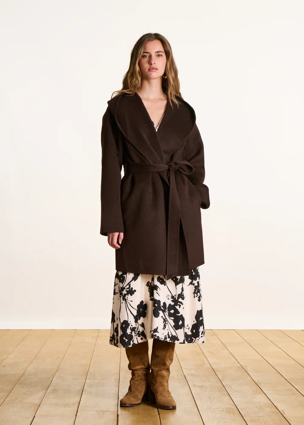 ABRIGO 3/4 MARRÓN CON CAPUCHA DE LANA