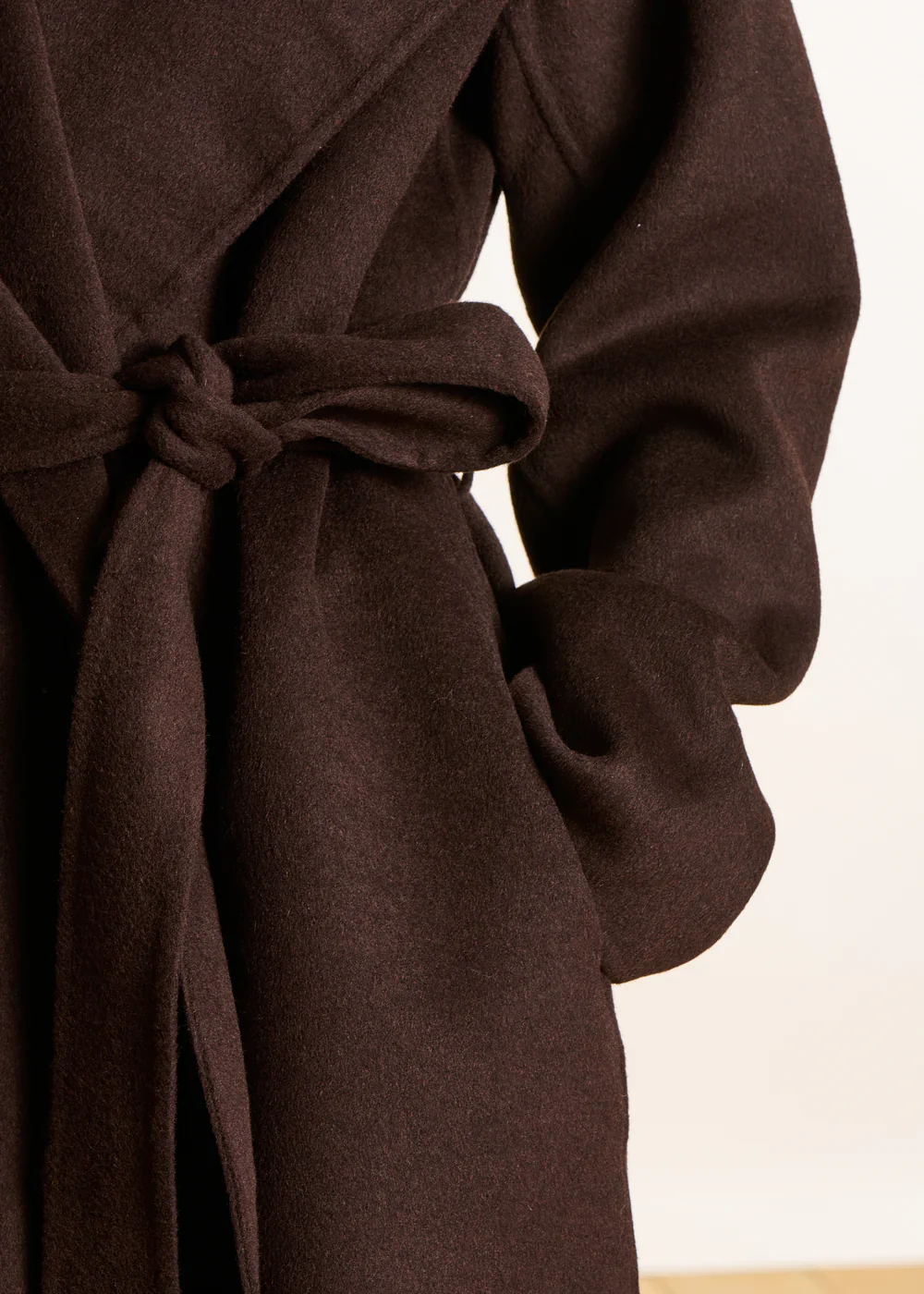 ABRIGO 3/4 MARRÓN CON CAPUCHA DE LANA - Imagen 3