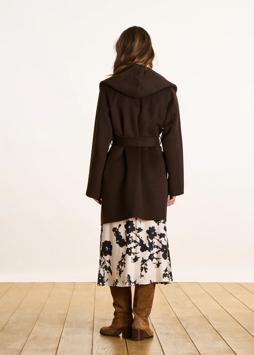 ABRIGO 3/4 MARRÓN CON CAPUCHA DE LANA - Imagen 5