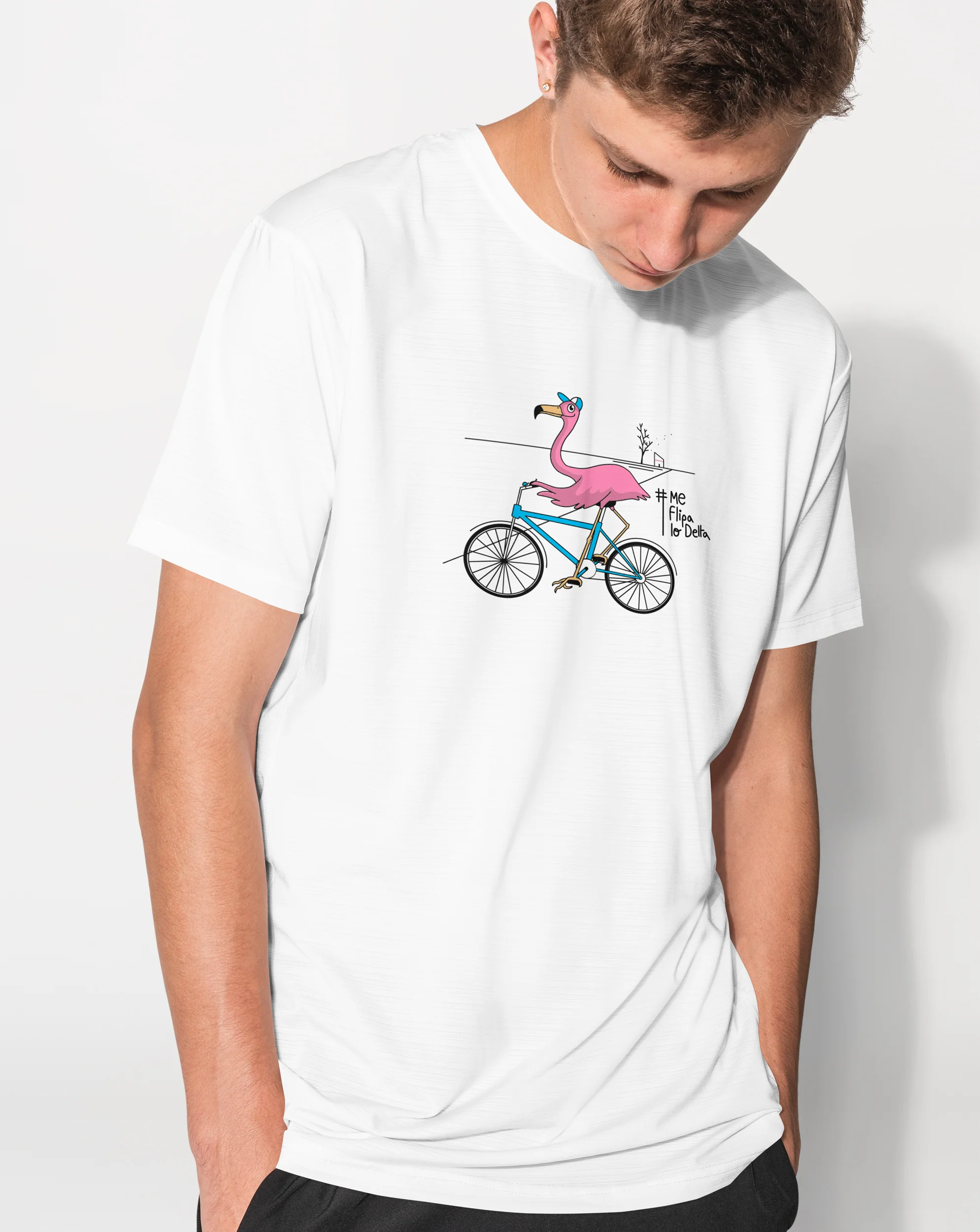 Camiseta manga corta unisex en blanco y estampado flamenco en bicicleta