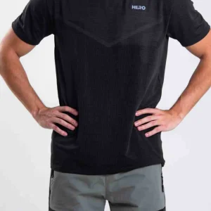 FRANELA DE CABALLERO LIGERA CON LINEA EN V HERO NEGRO