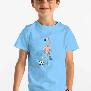Camiseta manga corta infantil de niño y niña en azul celeste y estampado flamenco del delta jugando a futbol