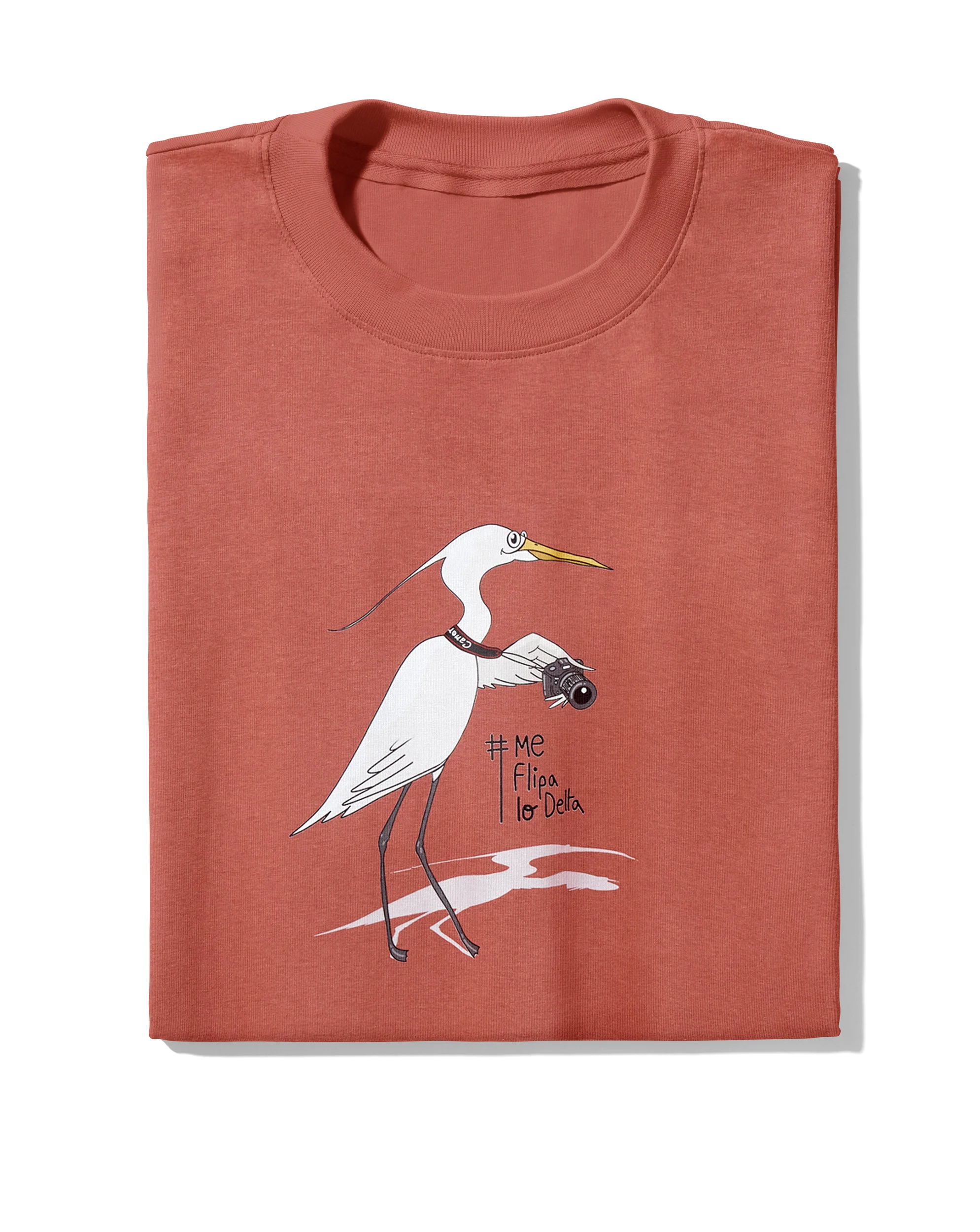 Camiseta manga corta unisex en color rojo teja y estampado de ave haciendo fotos - Imagen 3