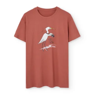 Camiseta manga corta unisex en color rojo teja y estampado de ave haciendo fotos
