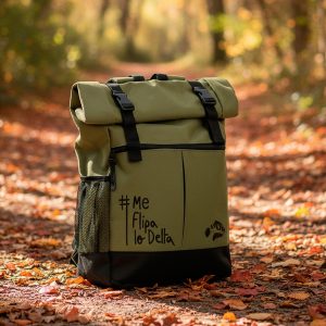 Mochila en color verde explorador con cierre enrollable y bolsillos múltiples