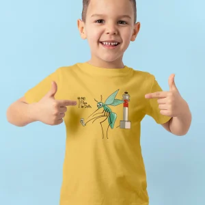 Camiseta manga corta infantil de niño y niña corta en mostaza y estampado mosquito haciendo selfie
