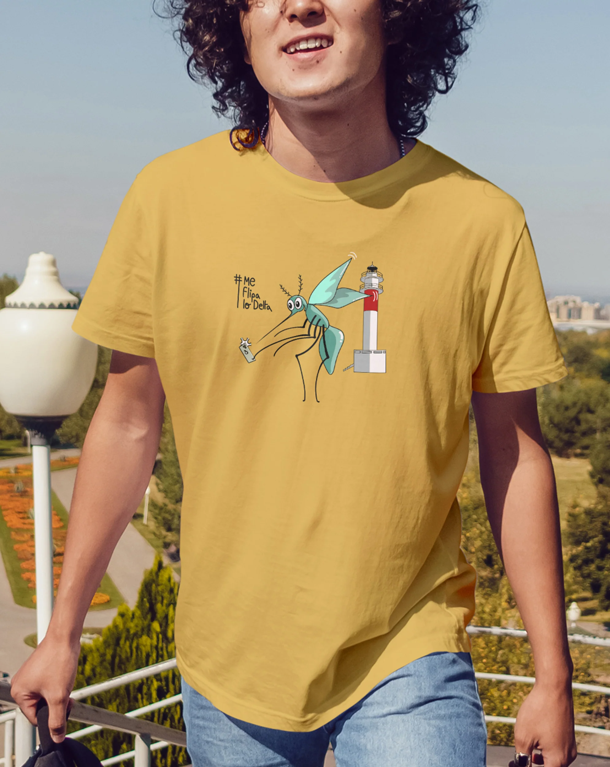 Camiseta manga corta unisex en mostaza y estampado mosquito haciendo selfie - Imagen 3