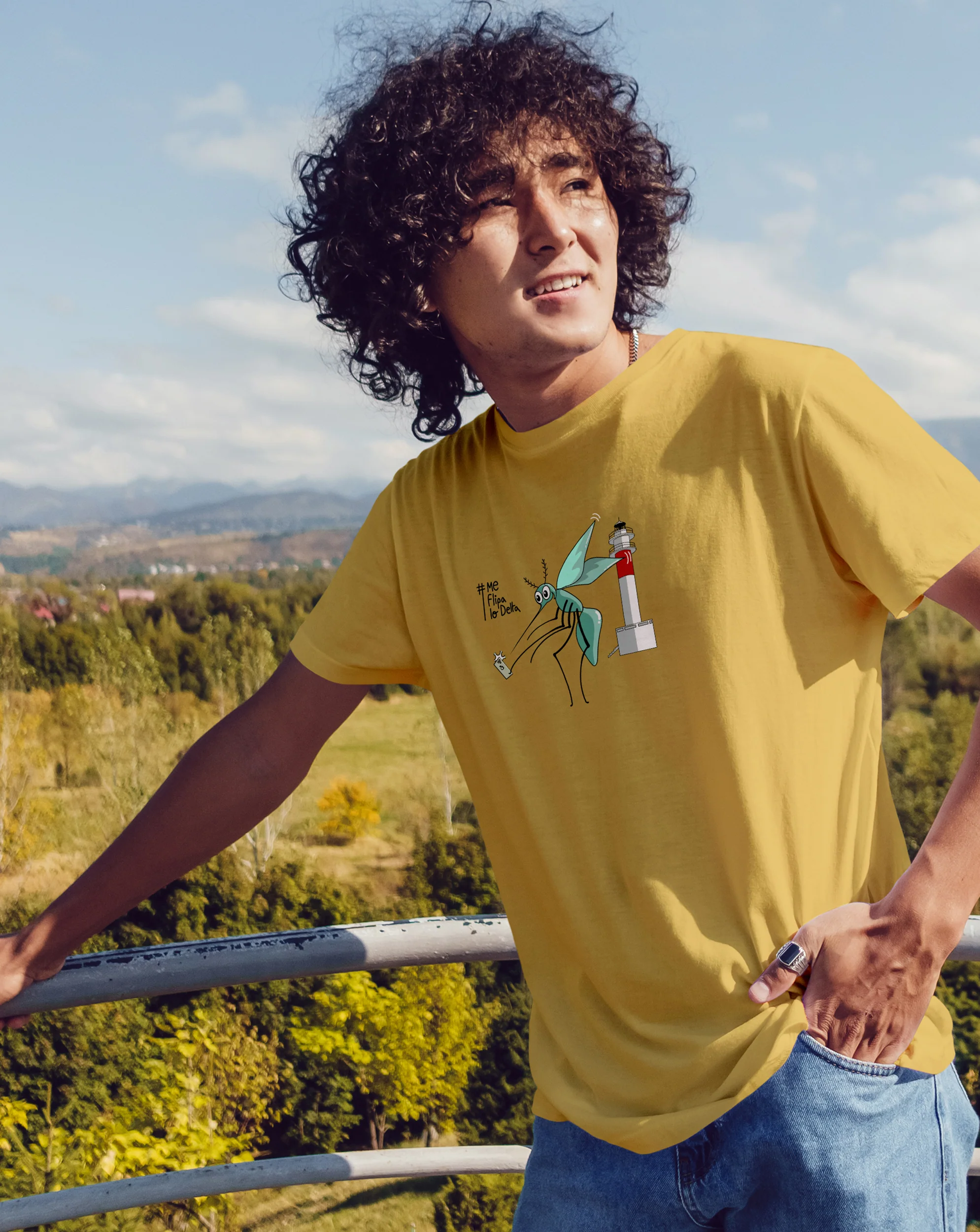 Camiseta manga corta unisex en mostaza y estampado mosquito haciendo selfie - Imagen 4