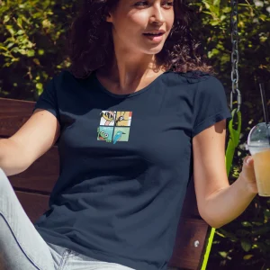 Camiseta manga corta entallada para mujer en azul marino cuello redondo y estampado pop art