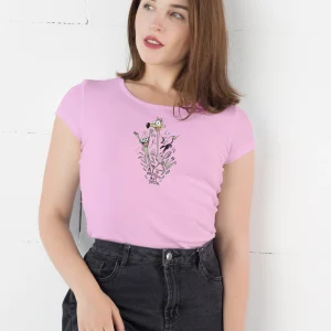 Camiseta mujer manga corta entallada y cuello ancho en color rosa y estampado salto de mata